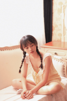 女人白嫩嫩的乳